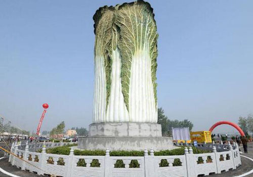 20米高巨型“大白菜”雕塑亮相河北邯郸